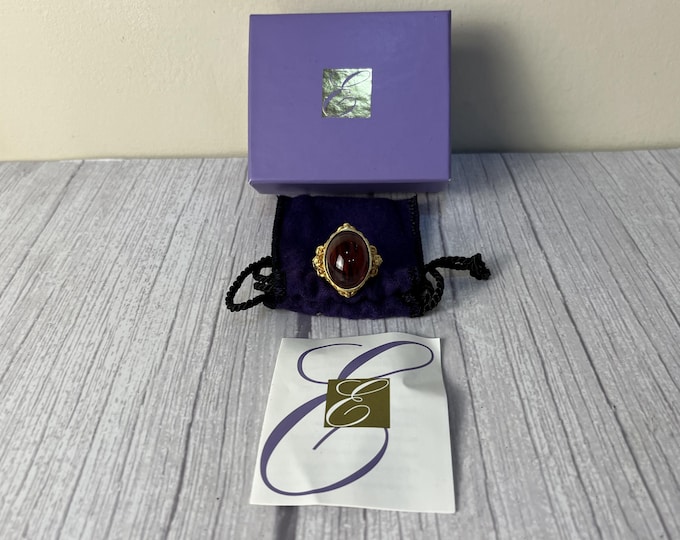 Avon Elizabeth Taylor Gilded Age Cherub red Cabochon size 7 ring in original box