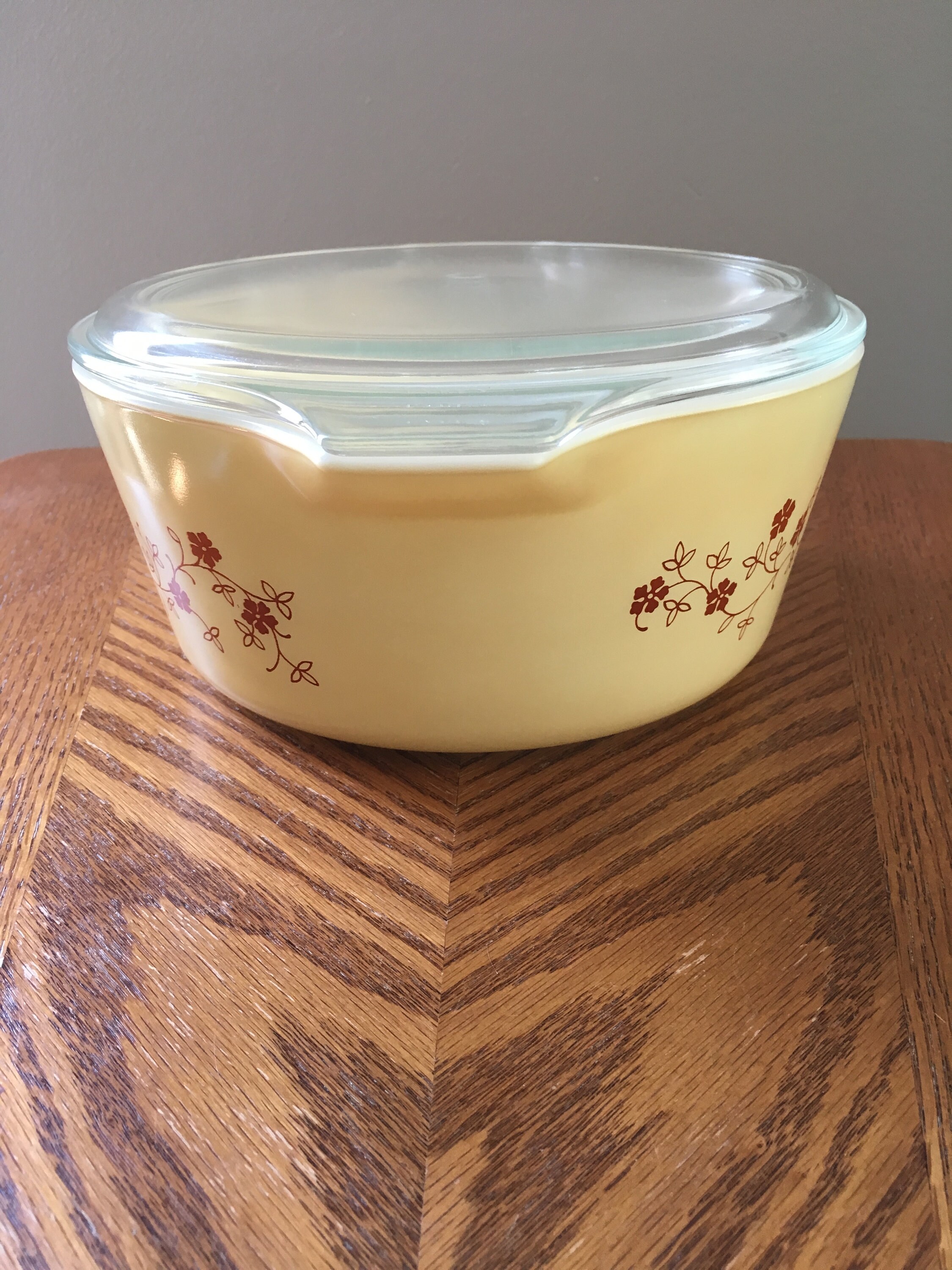 Vintage 475 Pyrex 2.5 lt. trailing flowers casserole dish with lid