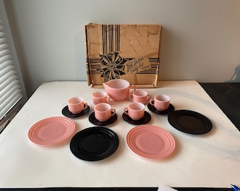 1950s "Little Hostess Party" 15 Piece Hazel Atlas Glass Tea Set in Pink and Black