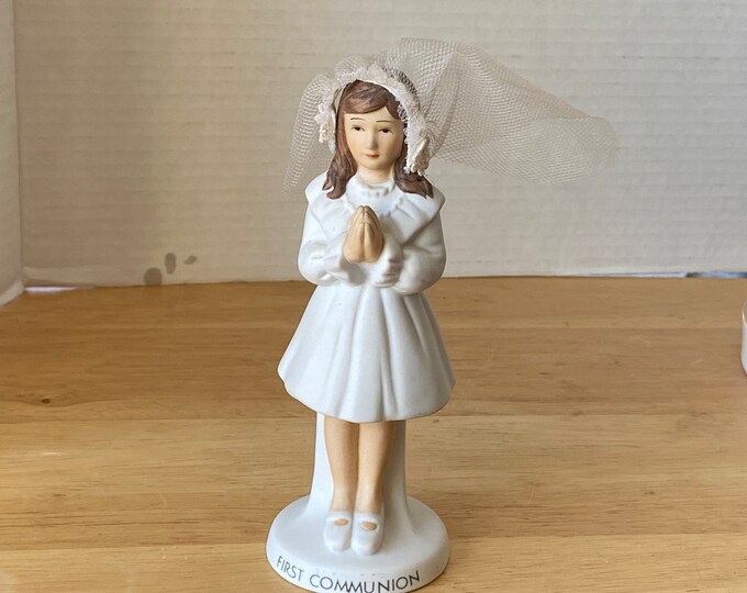 Vintage Ceramic Communion Girl gift or Cake Topper with Netting Veil with crocheted daisies on each side 1988 by Romans Inc