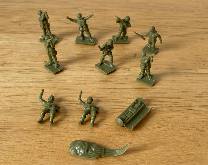 1" US Airborne 11 Piece Vintage Plastic Soldier Set