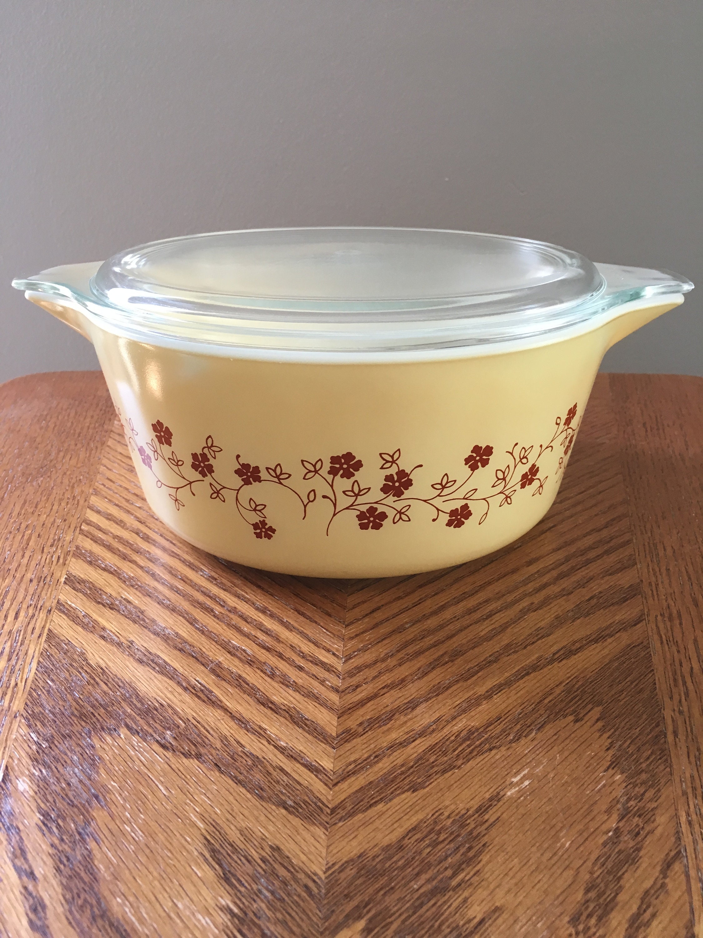 Vintage 475 Pyrex 2.5 lt. trailing flowers casserole dish with lid