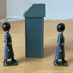 Set of 3 Britains Ltd. Sentry Box and 2 Grenadier Guards in Winter Coats image 4