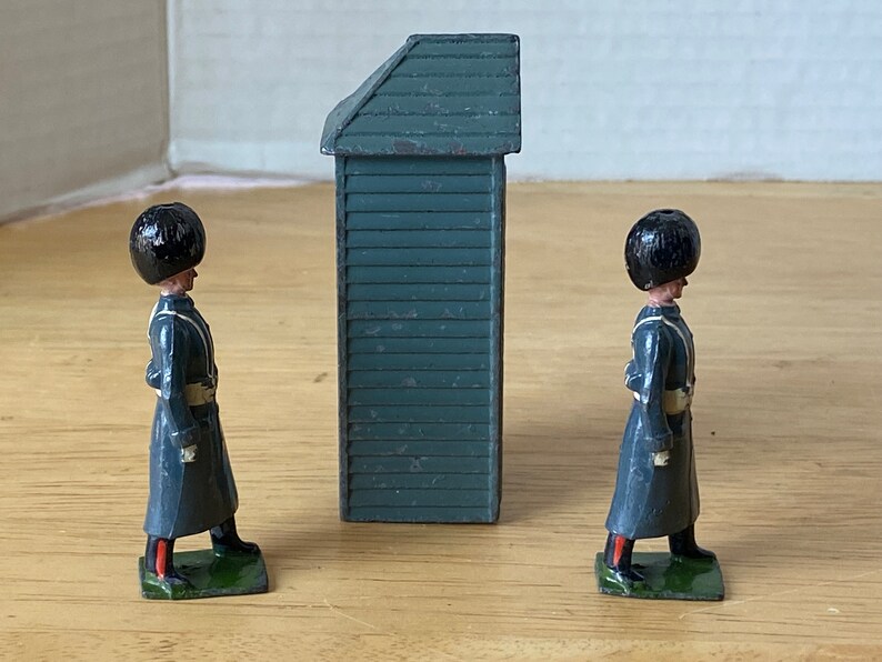 Set of 3 Britains Ltd. Sentry Box and 2 Grenadier Guards in Winter Coats image 4