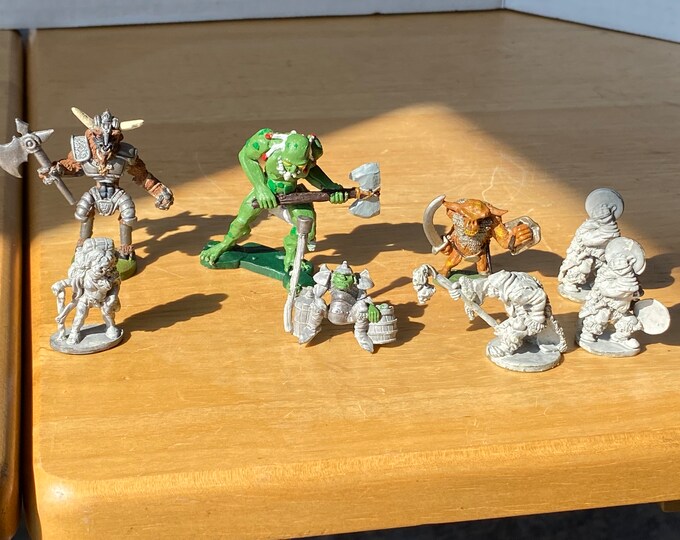 Lot of 8 Dungeon & Dragons Fantasy Battle Figurines