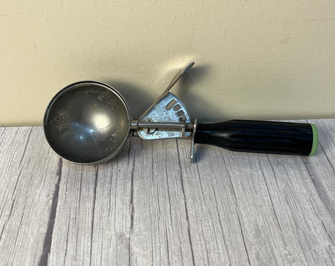 Vintage Hamilton Beach # 67 black handle green cap ice cream scoop