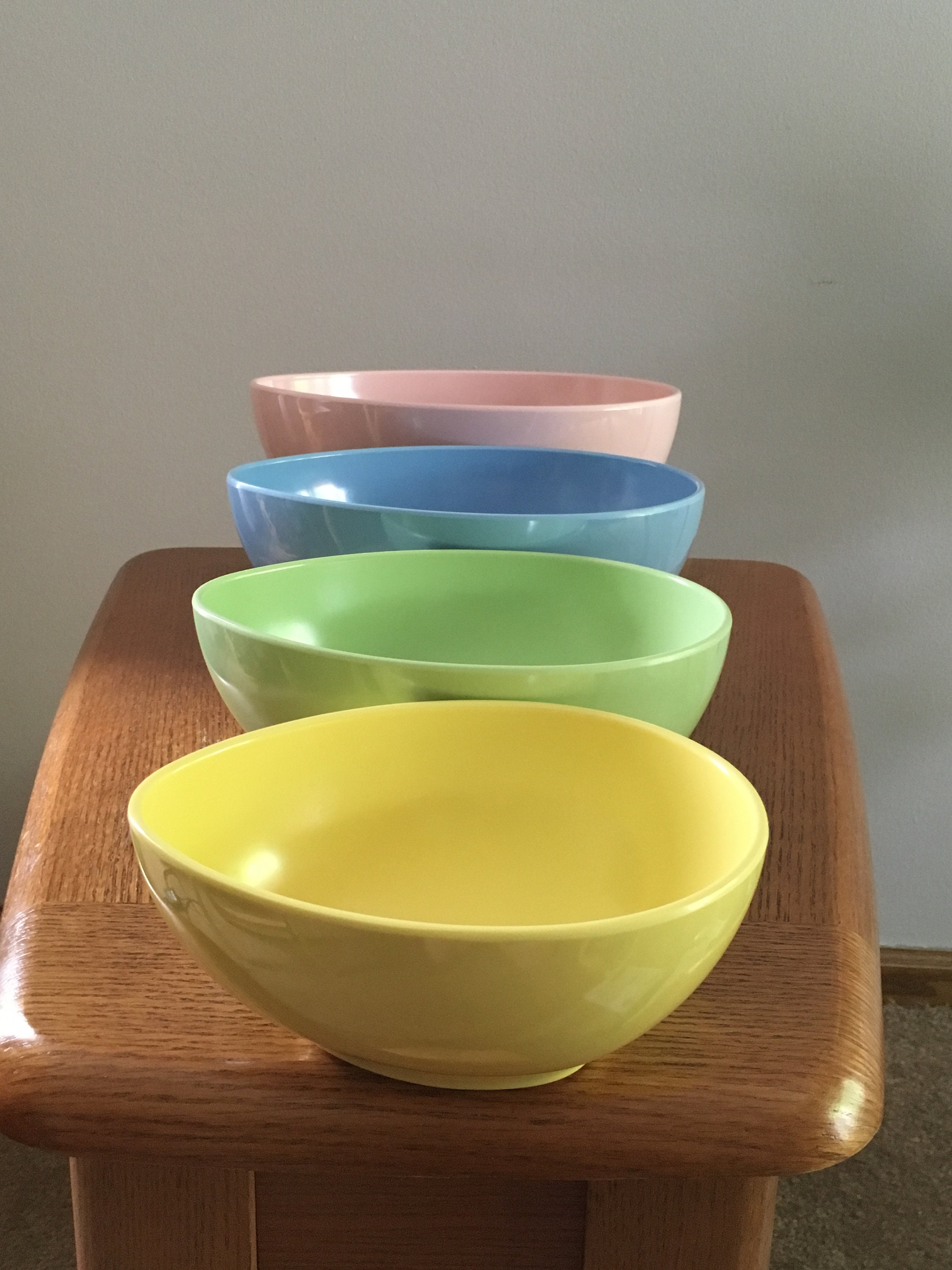 Vintage 4 piece egg shape Melamine (melmac) bowl set