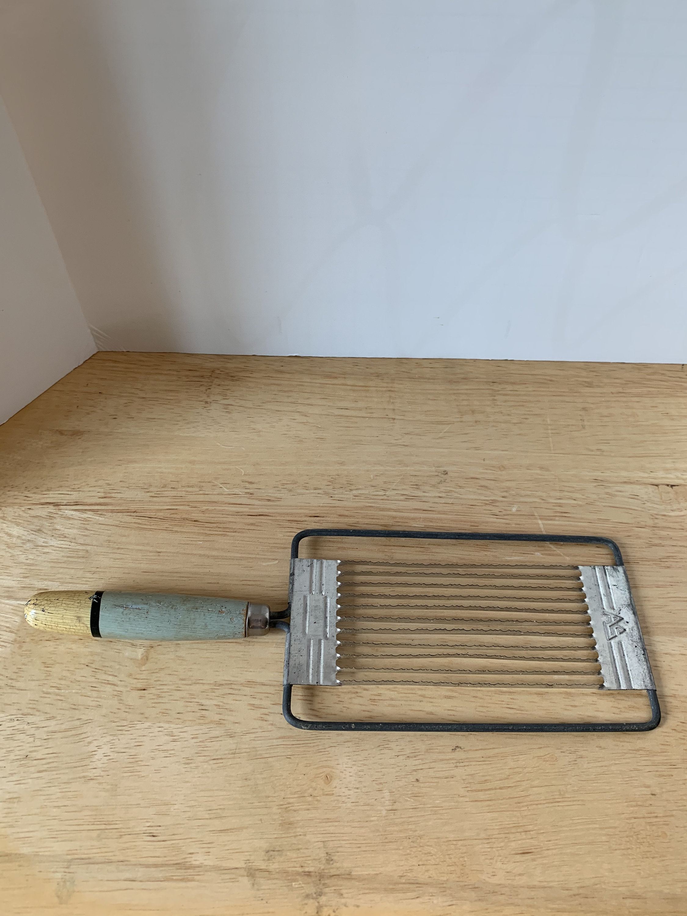 Vintage AS 12 slice tomato slicer from France with original cover