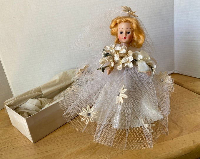 DAISIES!!!  Vintage hard plastic 7" Bride doll with Strawberry Blonde hair and vintage millinery floral bouquet