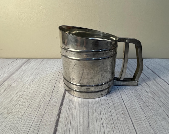 Vintage 1960's flour sifter single sifter pull style
