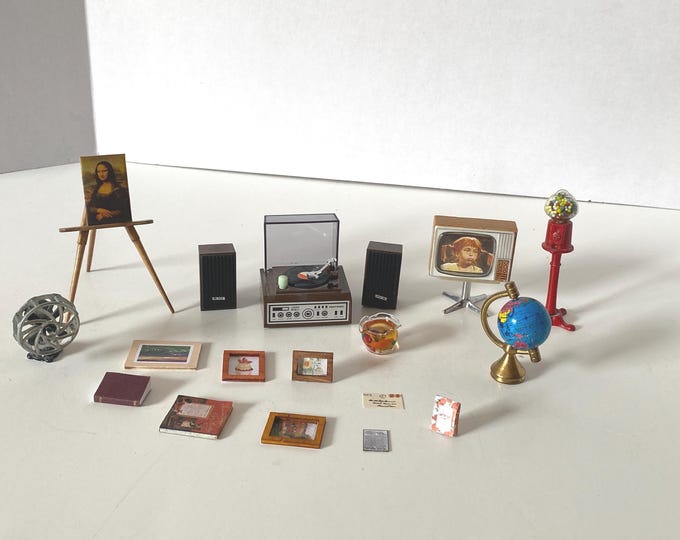 20 piece Retro MCM miniature dollhouse accessories including record player with speakers, globe that spins, Lundby tv, gumball machine etc