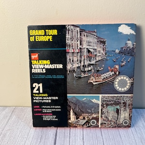 Puede incluir: Juego de carretes View-Master vintage "Grand Tour of Europe". La caja presenta imágenes de monumentos europeos y el texto "Talking View-Master Reels". El juego incluye 21 imágenes parlantes de View-Master.