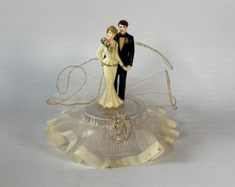 Vintage  Wilton 50th Wedding Anniversary Cake Topper with Married Couple surrounded by gold tipped tulle on clear base with 50th Medallion