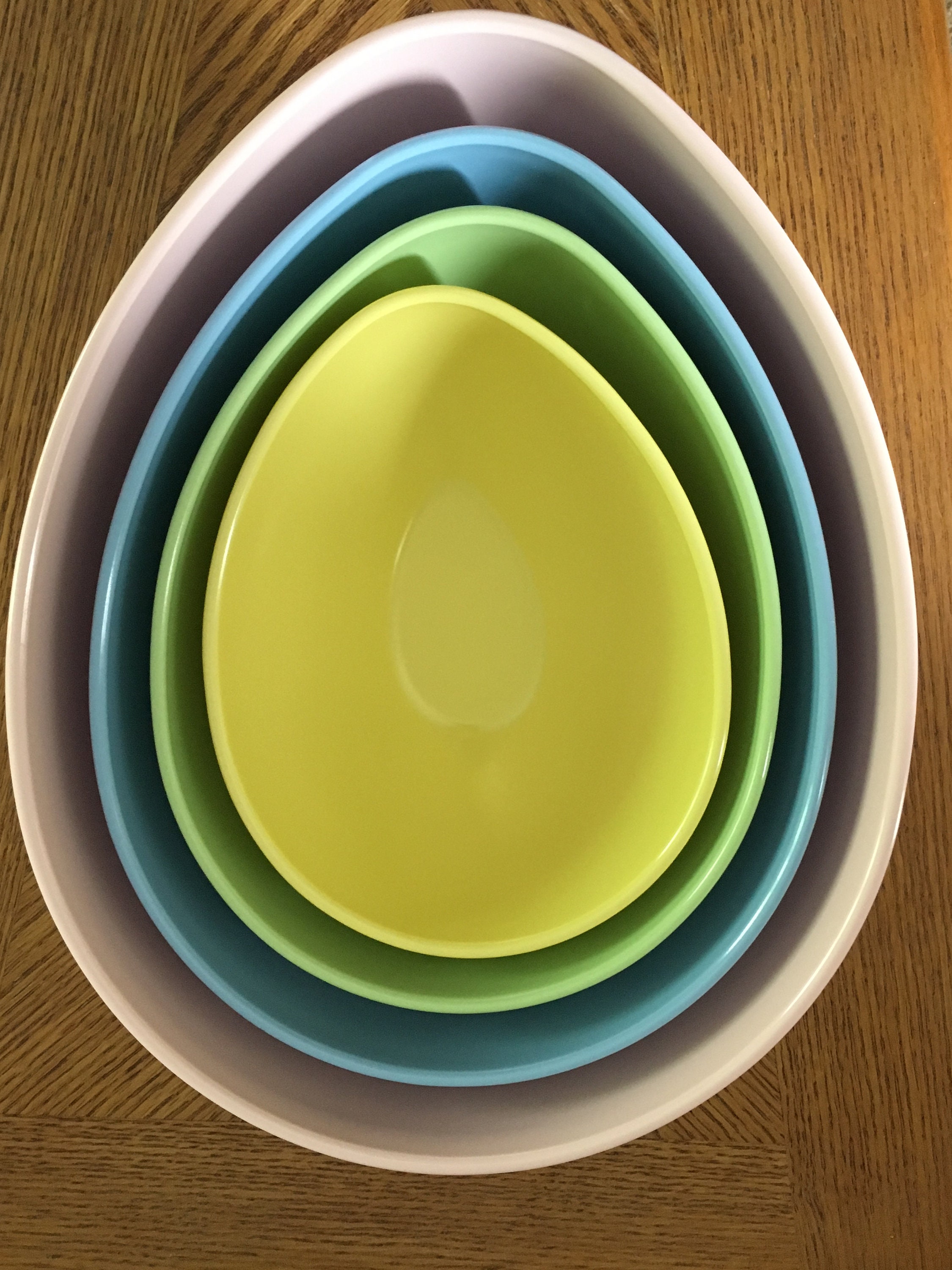 Vintage 4 piece egg shape Melamine (melmac) bowl set