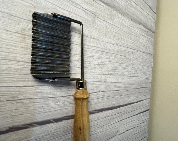 Vintage wood handle vegetable crinkle cutter