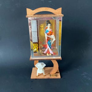Vintage Japanese Geisha doll in mirrored display wooden Shadow Box with side glass frosted etched design panels