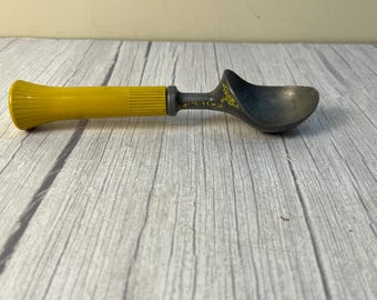 Vintage yellow handle Bonny Products ice cream scoop
