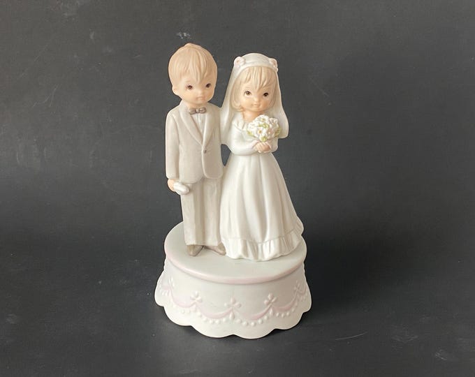 1982 Lefton Music Box Bride & Groom Wedding  Box  cake topper- plays "Mendelssohn Wedding March"