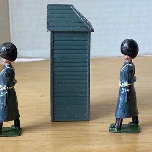 Set of 3 Britains Ltd. Sentry Box and 2 Grenadier Guards in Winter Coats image 2