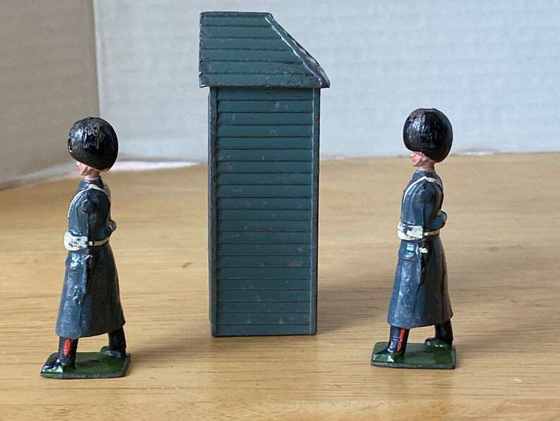 Set of 3 Britains Ltd. Sentry Box and 2 Grenadier Guards in Winter Coats image 2