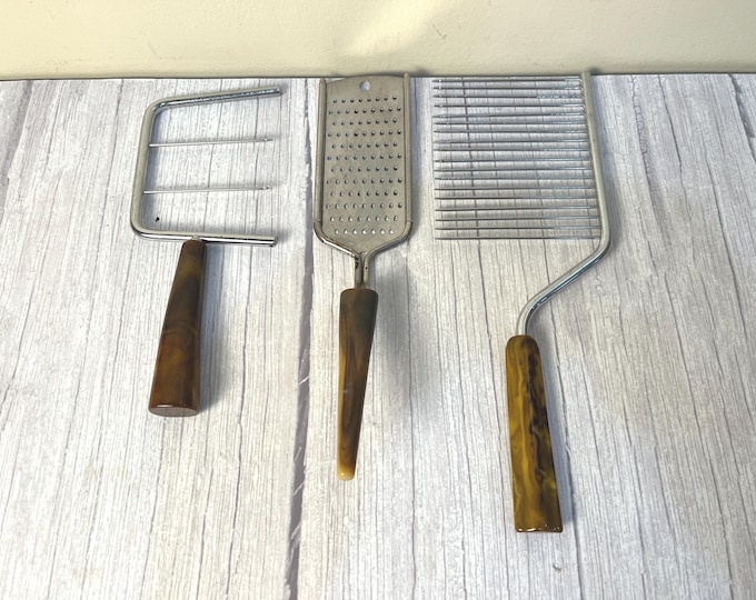 vintage 1940's Butterscotch Bakelite Cheese slicer, grater or cake cutter