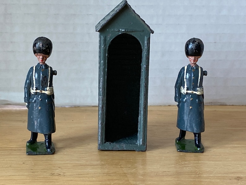 Set of 3 Britains Ltd. Sentry Box and 2 Grenadier Guards in Winter Coats image 1