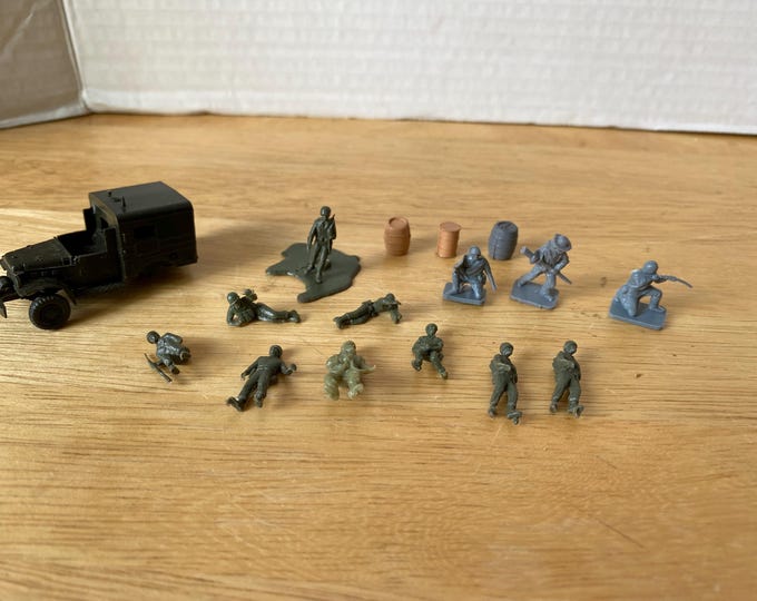 1" Military 16 Piece Vintage Plastic Soldier Set