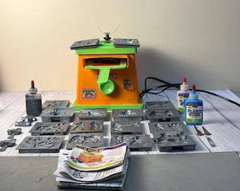 Original vintage 1992 Creepy Crawler Oven with 16 molds, 3 car molds and accessories