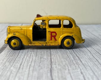 Dinky Austin Taxi No. 40h Meccano Ltd Made in England Taxi with Driver