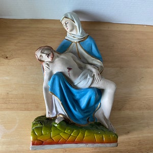 Michelangelo&#39;s La Pieta,  Jesus and Mary at Mount Golgotha representing the &quot;Sixth Sorrow&quot; of the Blessed Virgin Mary Plaster figurine