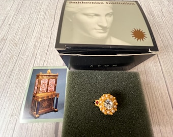 Avon Smithsonian Institution "Jeweled Ring" size 8 in original box