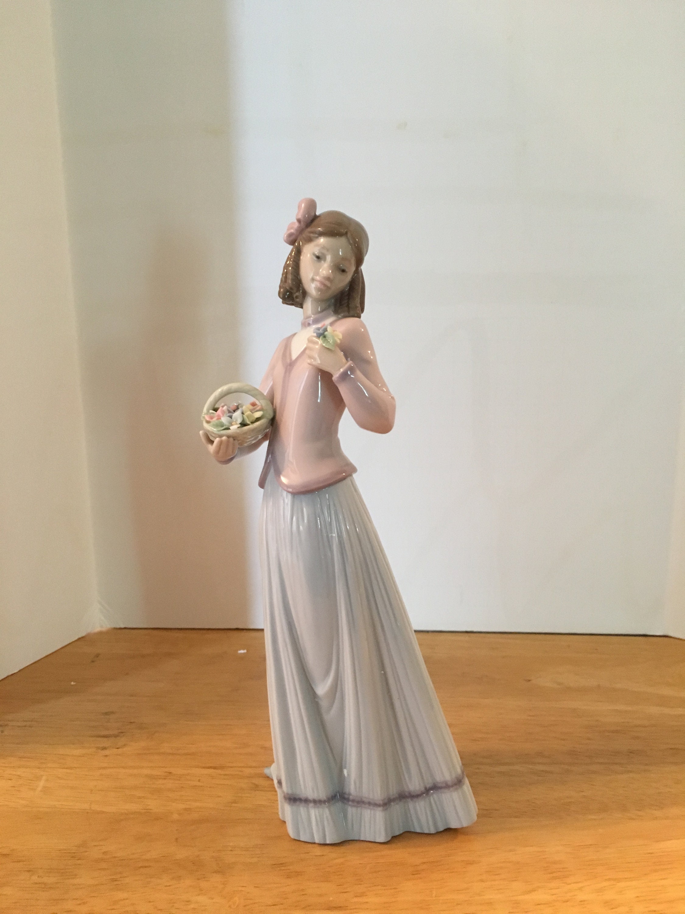 Lladro retired Innocence in Bloom with original box