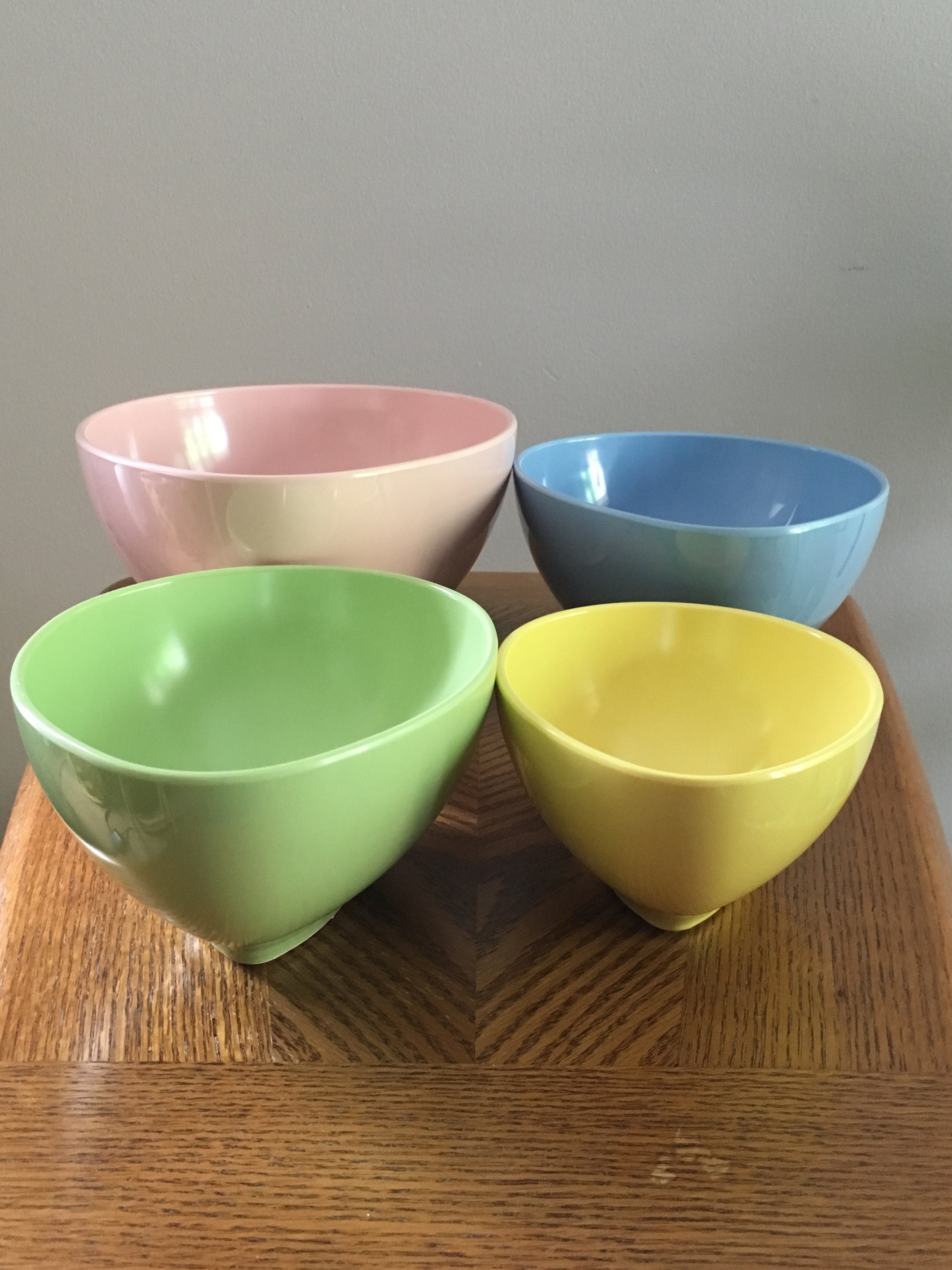Vintage 4 piece egg shape Melamine (melmac) bowl set