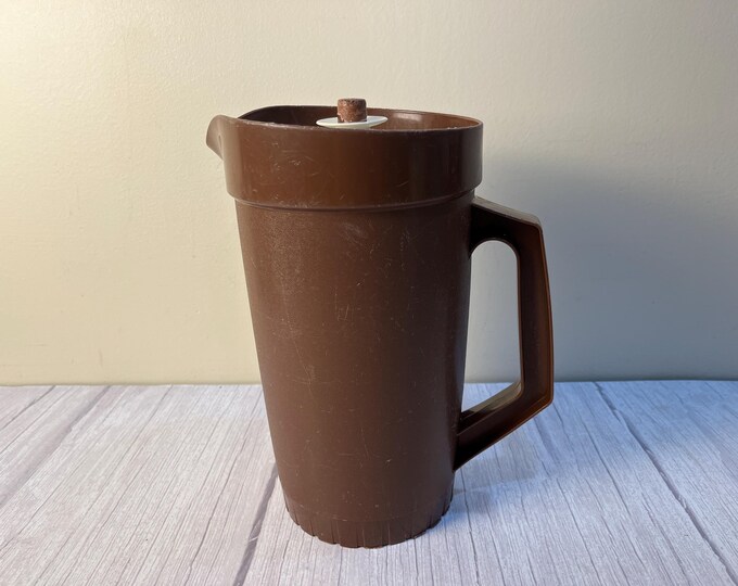1970's Tupperware 1.5 - 2-quart brown pitcher with handle and top