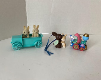 Juego de 2 adornos de Pascua en miniatura vintage de Hallmark y conejitos del desfile de primavera de 1987 en un coche antiguo
