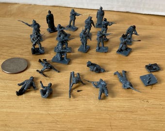 1" European Military 21 Piece Vintage Plastic Soldier Set