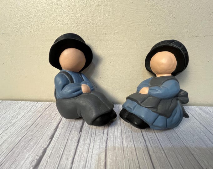 2 faceless Amish wall plaques man and woman