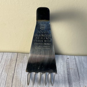 Ekco black knurl handle dough cutter / pastry blender