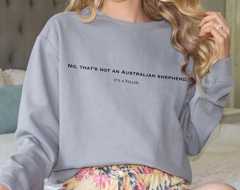Nie, to nie jest owczarek australijski. To bluza Toller Comfort Colors. Prezent dla rodzica psa. Zabawny