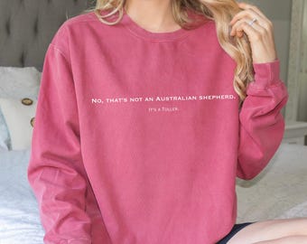 Nie, to nie jest owczarek australijski. To bluza Toller Comfort Colors. Prezent dla rodzica psa. Zabawny