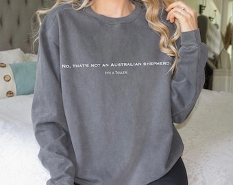 Nie, to nie jest owczarek australijski. To bluza Toller Comfort Colors. Prezent dla rodzica psa. Zabawny