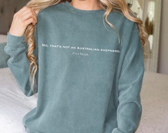 Nie, to nie jest owczarek australijski. To bluza Toller Comfort Colors. Prezent dla rodzica psa. Zabawny