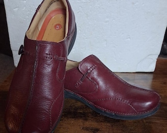 Zapatos sin cordones Clarks 11W para mujer, de cuero burdeos, usados.