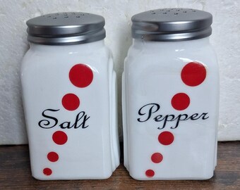 Salero y pimentero con puntos rojos y arco blanco, ideal para la cocina, el hogar o la oficina. Regalo coleccionable.