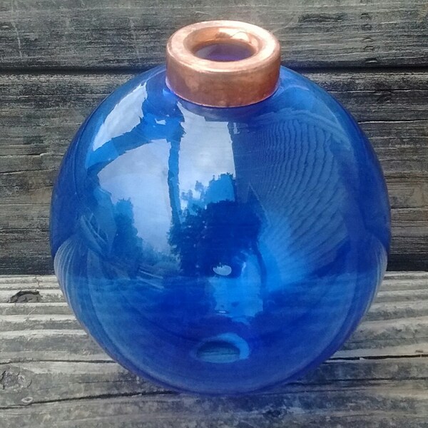 Eine blaue Glas Blitzableiter Kugel Hausdach Garten Hütte Laden Scheune Dekor