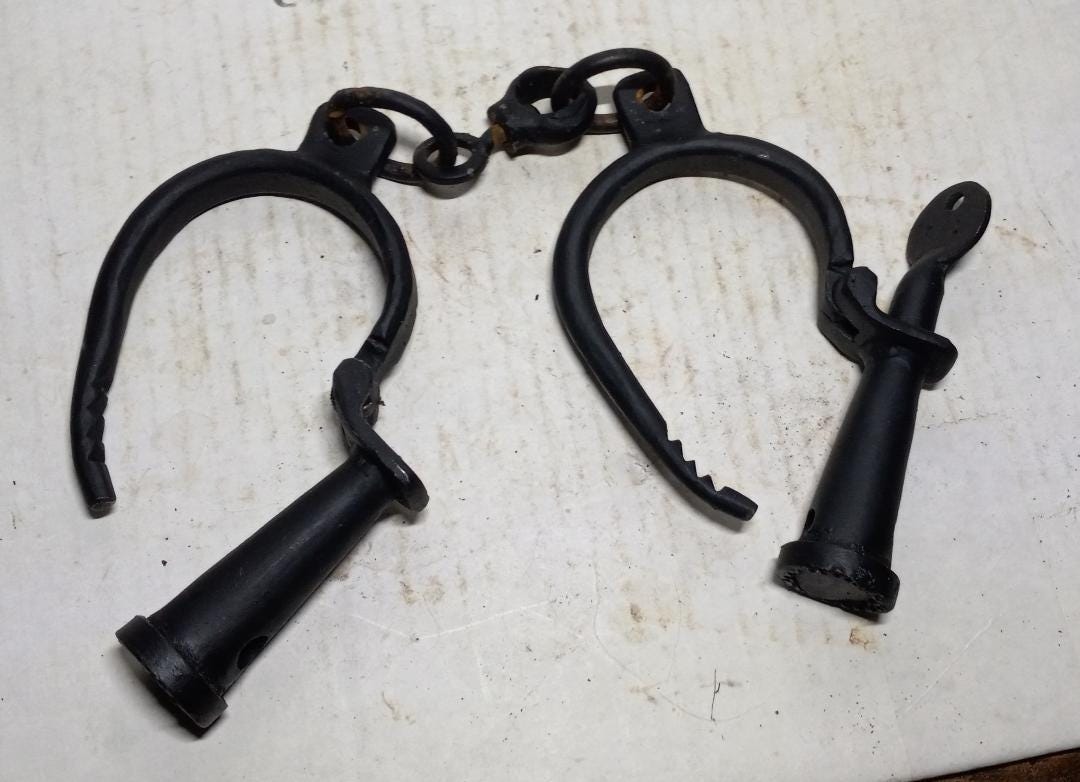 ビンテージ　手錠　USA製 Amazon.co.jp: 日本製 手錠 品 レトロ HANDCUFF 警察 雑貨