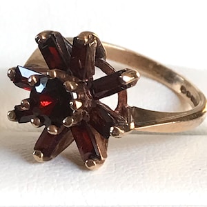 9ct Gold Large Flower Garnet Ring 1967 - Natural Garnets, Solid Gold - Ring Size 6 1/4 (USA) M 1/2 (UK)