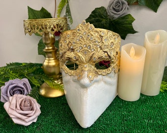 Bauta-Maske aus Pappmaché und barocken Verzierungen