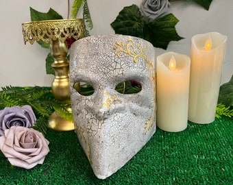 Bauta-Maske aus Pappmaché und barocken Verzierungen