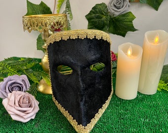 Bauta-Maske aus Pappmaché und mit Stoff überzogen